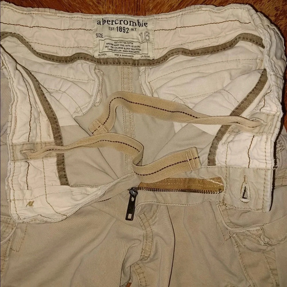 Abercrombie Fitch RN75654 heavyweight tan cargo shorts size 16 with draw strings - Picture 3 of 6